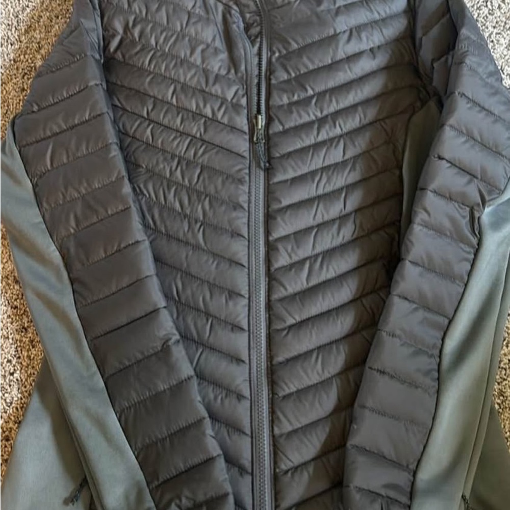 Columbia Gray Puffer Jacket with Streamlined Fit